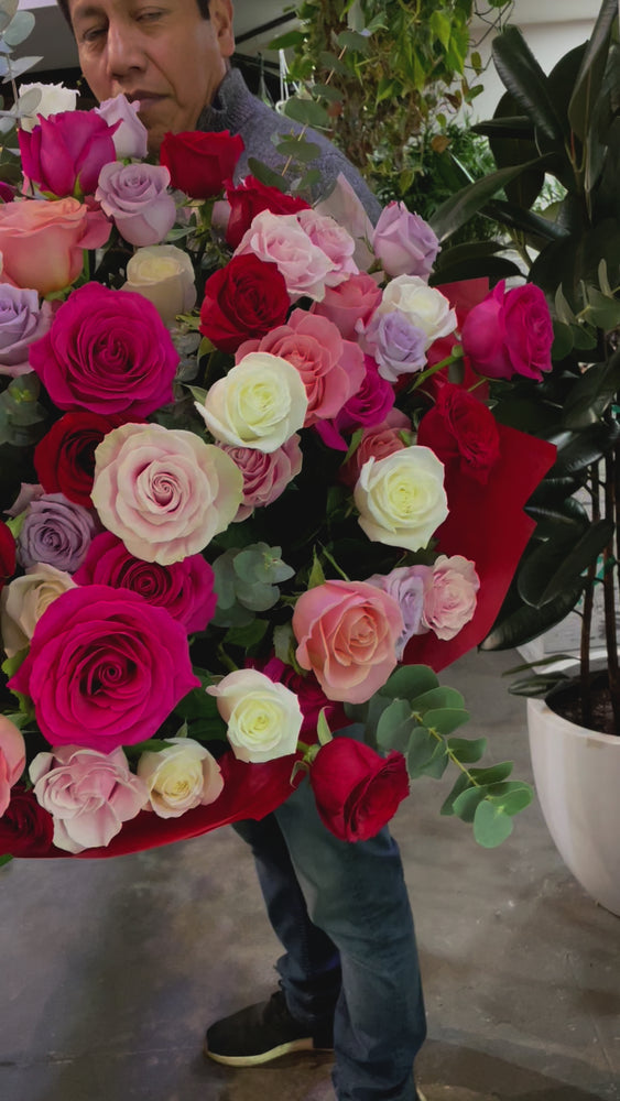 
            
                Load and play video in Gallery viewer, Dozen Roses Bouquet
            
        